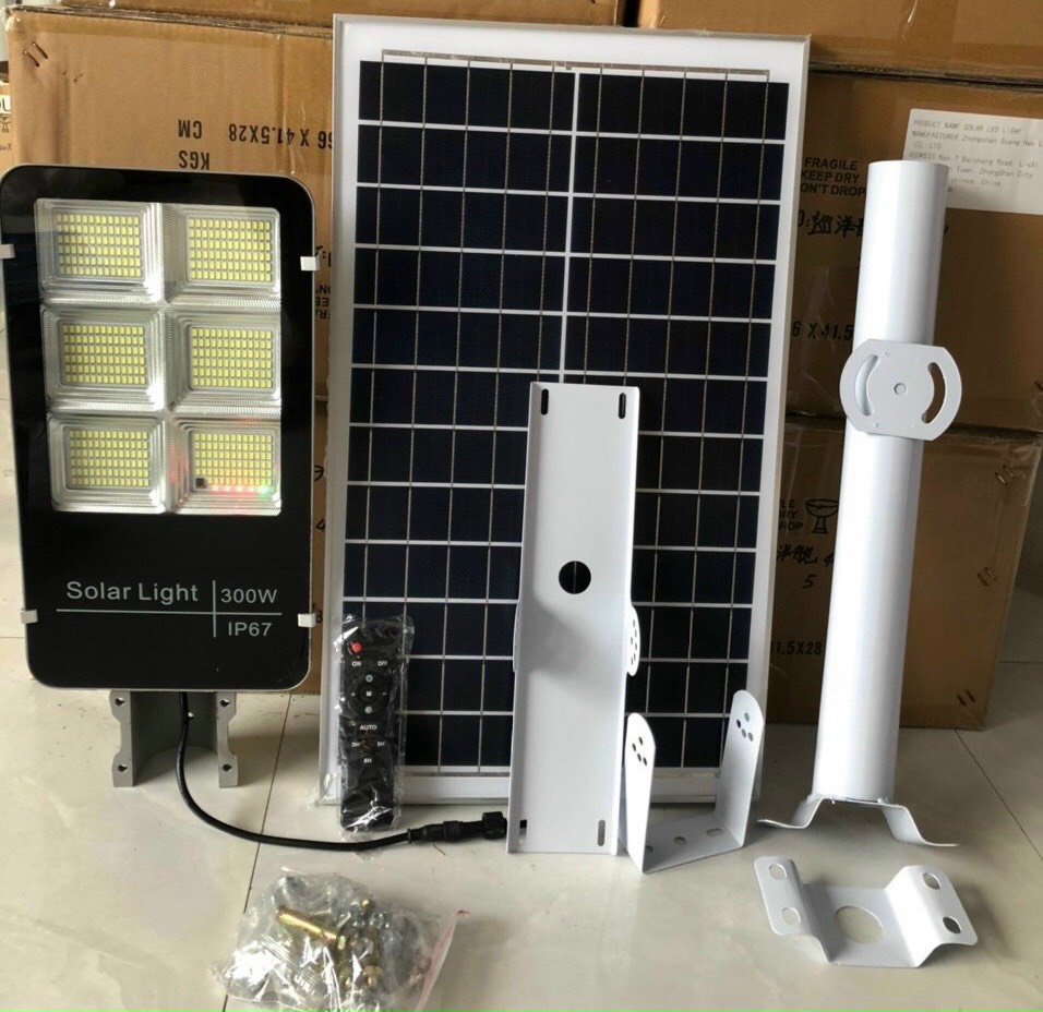 Đèn pha năng lượng mặt trời 300W có điều khiển